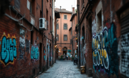 Immagine dell'operazione antidroga a Bologna con arresti