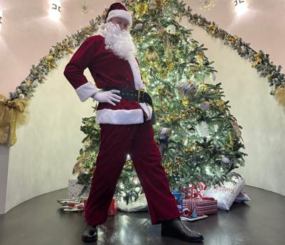 Elon Musk &egrave; Babbo Natale Magro, la foto su X: "Ozempic Santa"