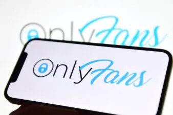 La madre della prof di corsivo apre un account OnlyFans