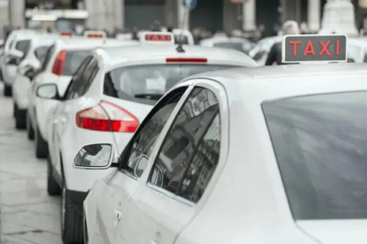 Milano, rapina tassista e cliente: aggrediti insieme in auto