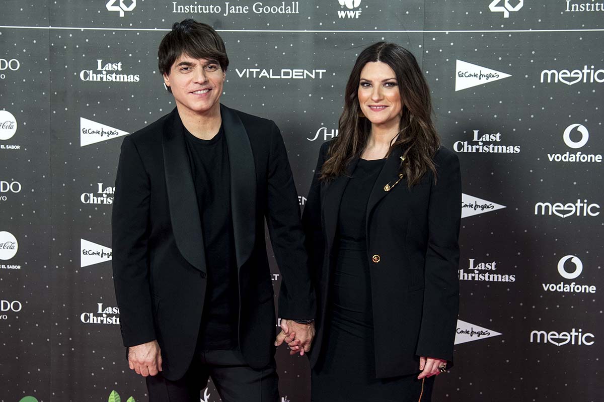 Laura Pausini cade durante un concerto: il video fa il giro del web