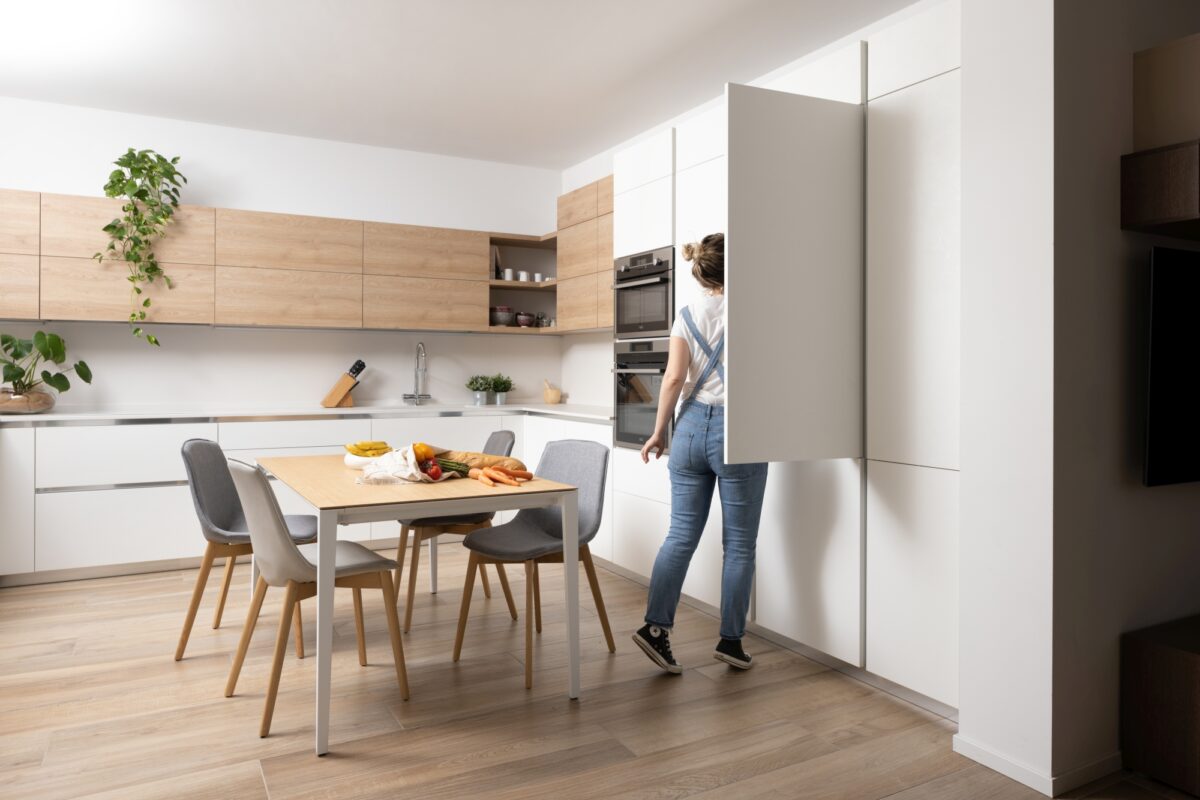 Sedie di plastica e tavoli moderni da cucina per spazi di design