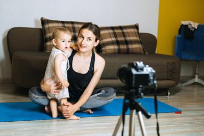 Mamme influencer, studio 'bimbi in 3 post su 4, la metà pubblicitari'