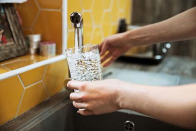 Dall'acqua potabile a frutta e verdura, i rischi invisibili del clorato