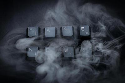 Tumori, 9 pazienti su 10 si affidano al web. Oncologi: "Attenzione a fake news"