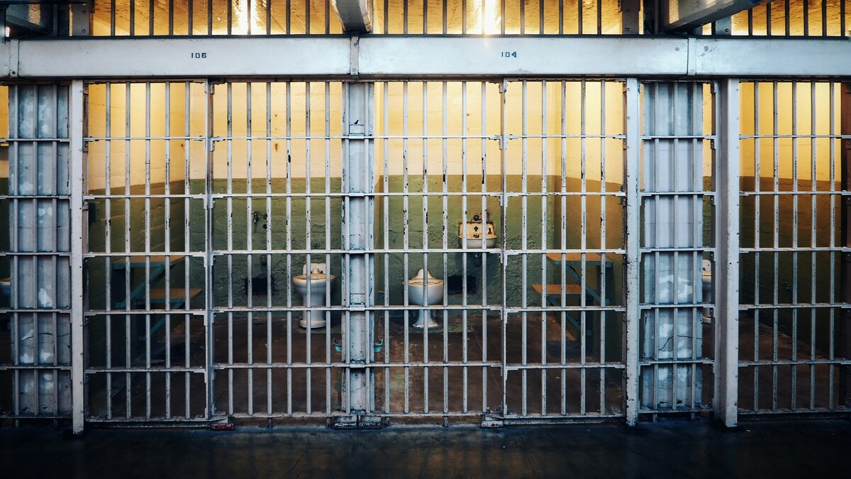 Gestiva il clan Lo Russo dal carcere via WhatsApp: al via le perquisizioni