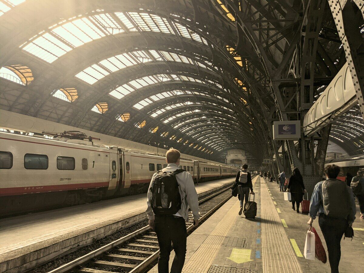 Circolazione dei treni sospesa a Milano Centrale per un guasto alla linea elettrica: ritardi e cancellazioni