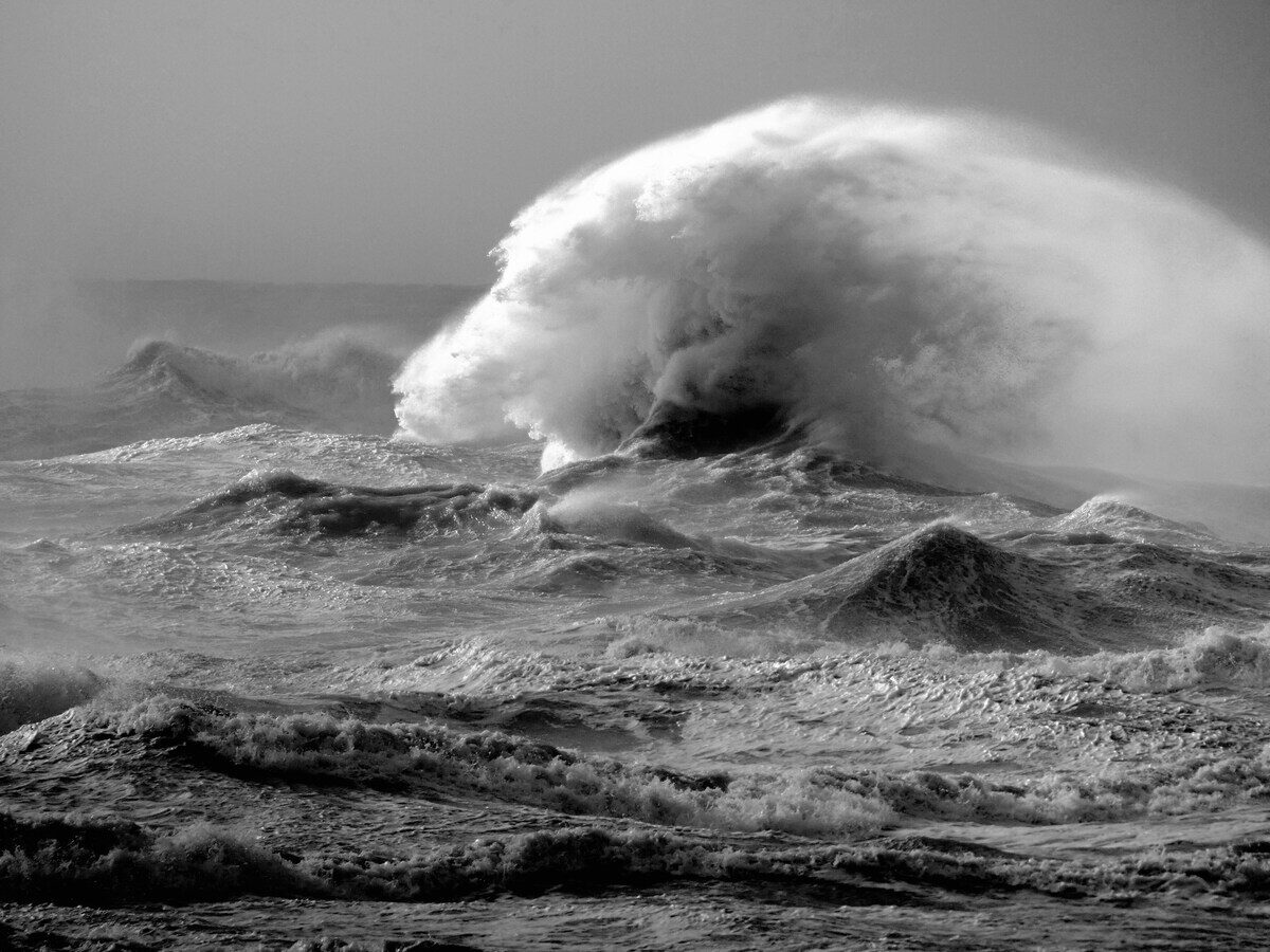 Marina di Massa, una nave di 100 metri finisce contro un pontile per il maltempo