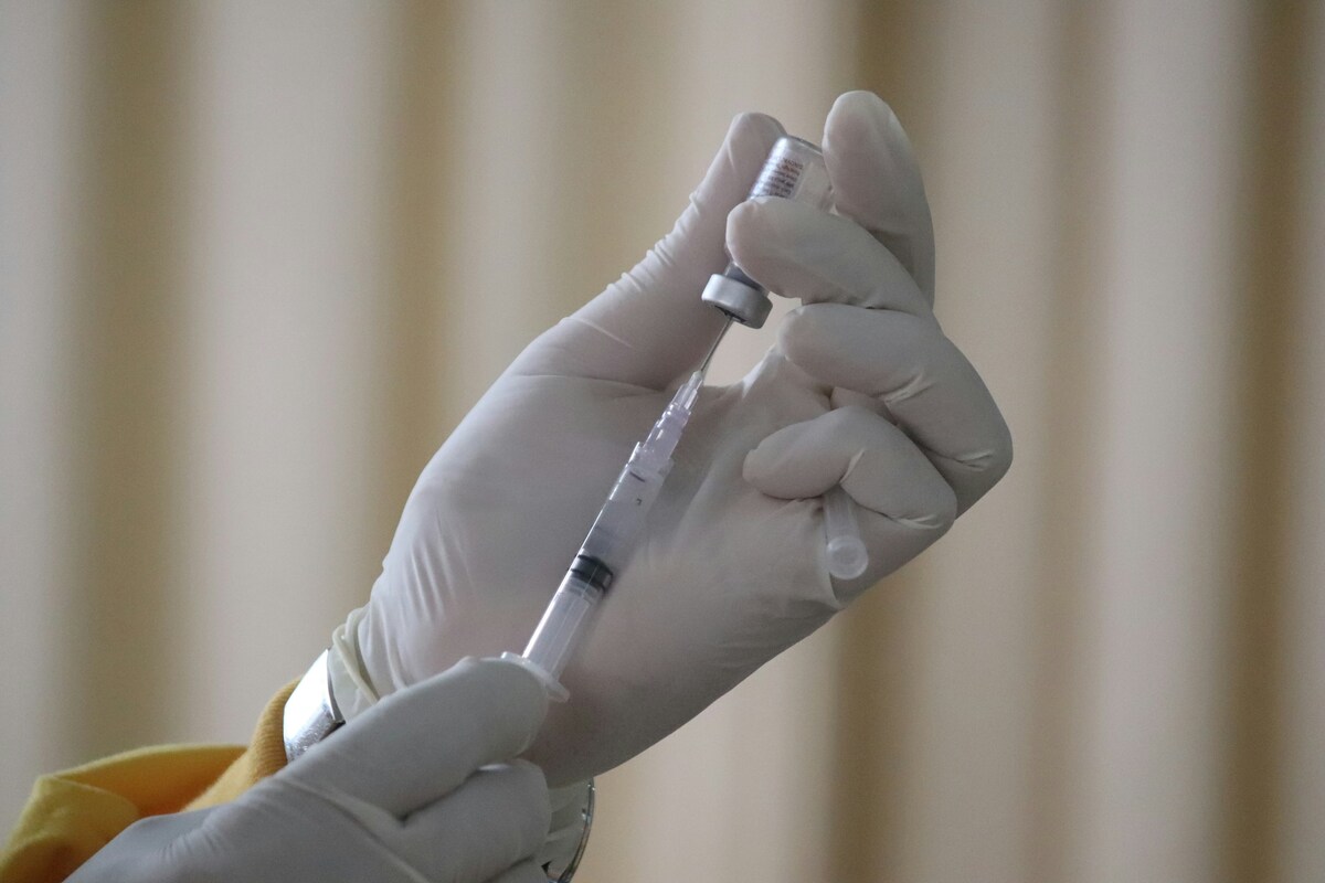 La "pozione" anti-vaccini torna in vendita online, scatta l'allerta sanitaria in Veneto: "Quel composto è pericoloso"