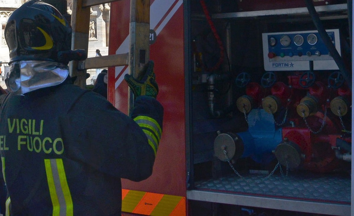 Lodi Vecchio in fiamme: grande incendio danneggia gravemente due capannoni