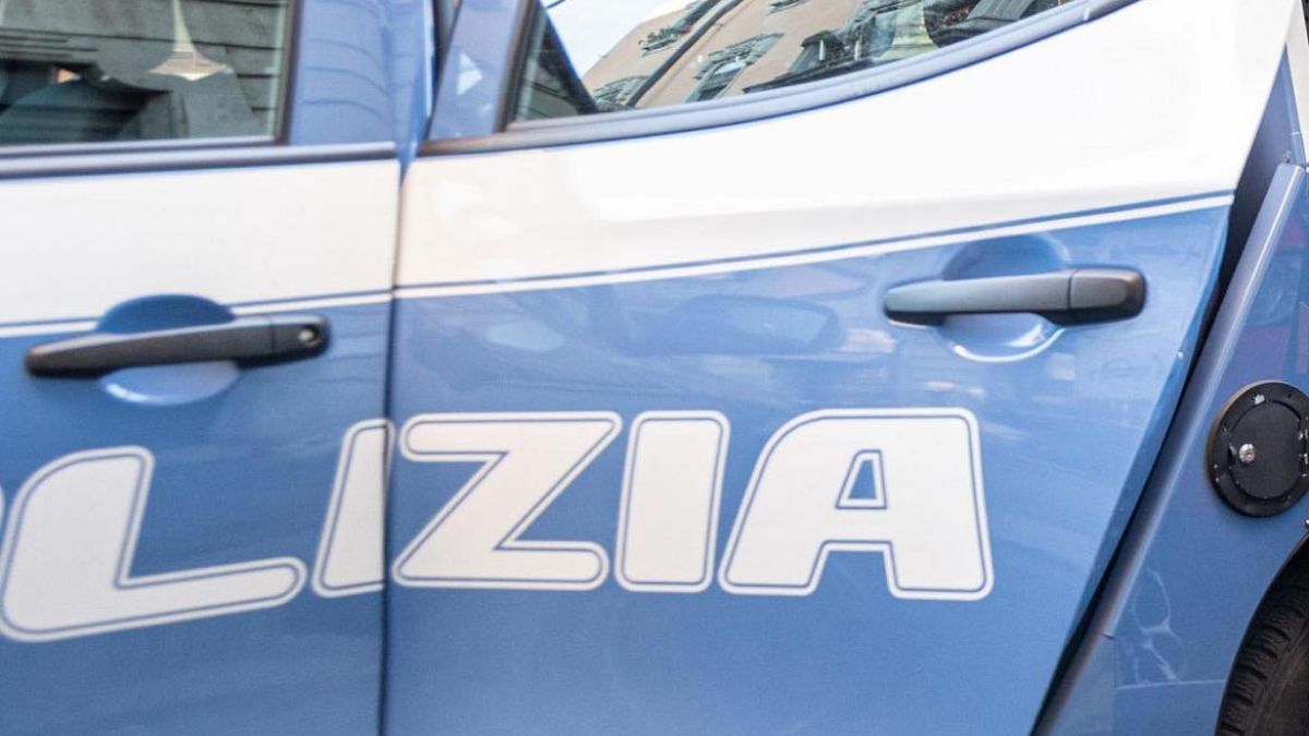 Roma, poliziotti aggrediti e accerchiati durante un controllo antidroga