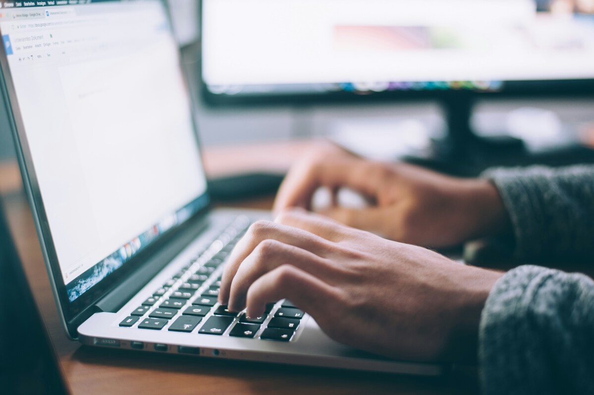 False recensioni online, niente obbligo di identificarsi: tutte le novità