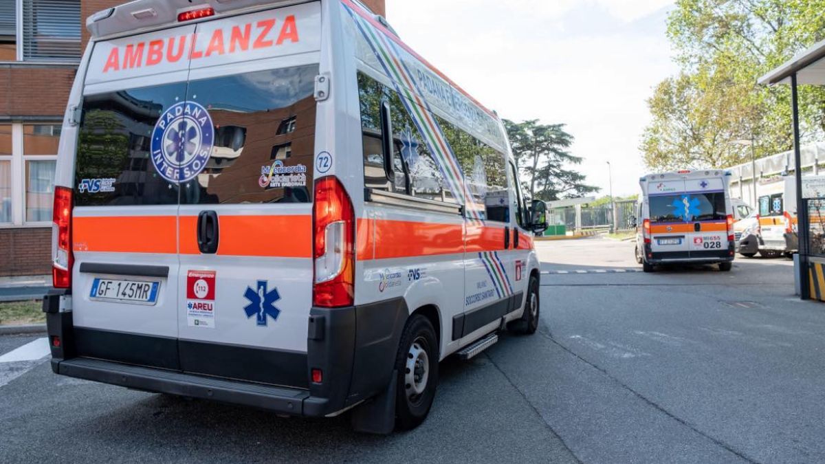 Napoli, crolla un lampione su un 17enne: è in gravi condizioni