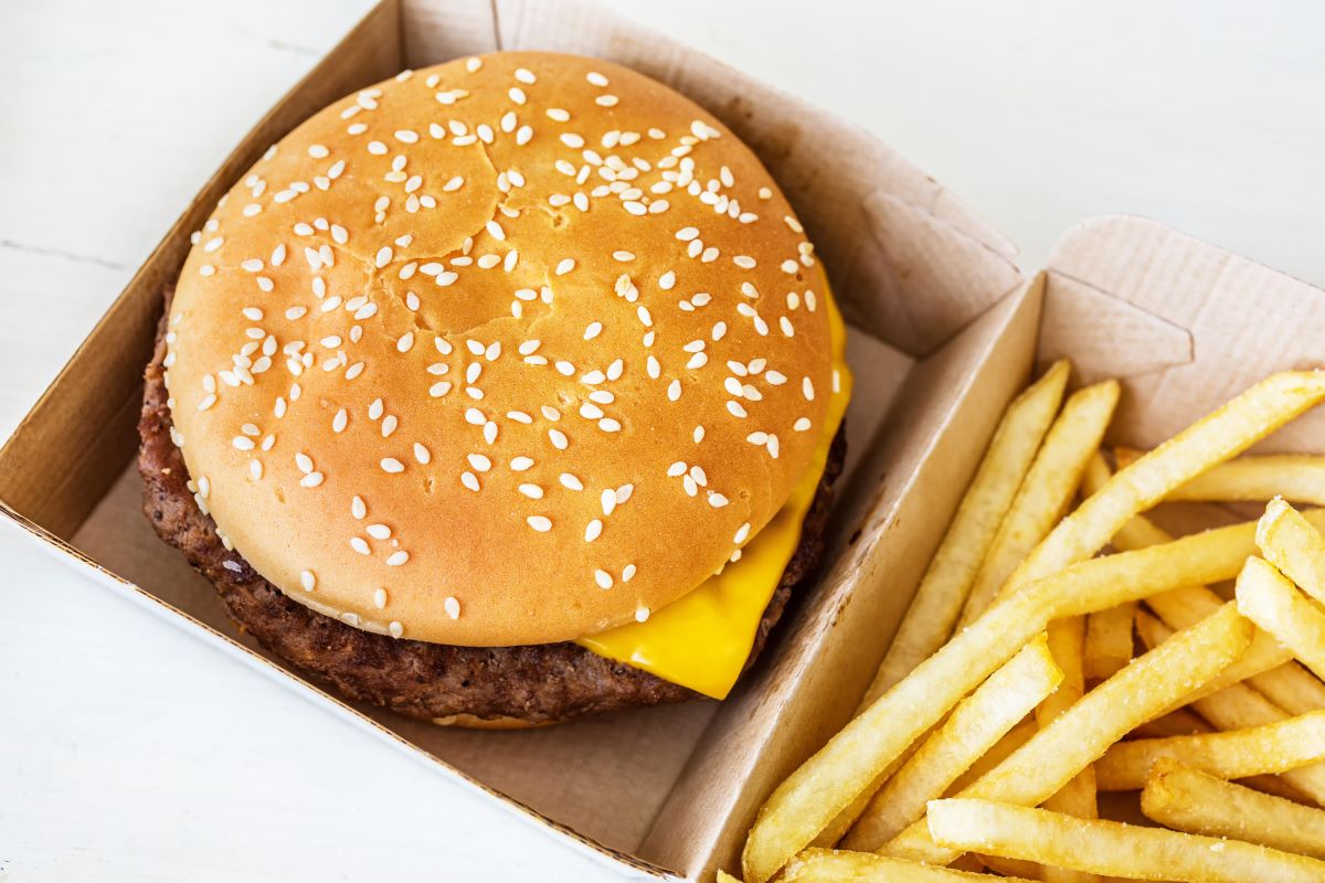 McDonald's nella bufera: trova un dente dentro i nuggets e pubblica il video su TikTok