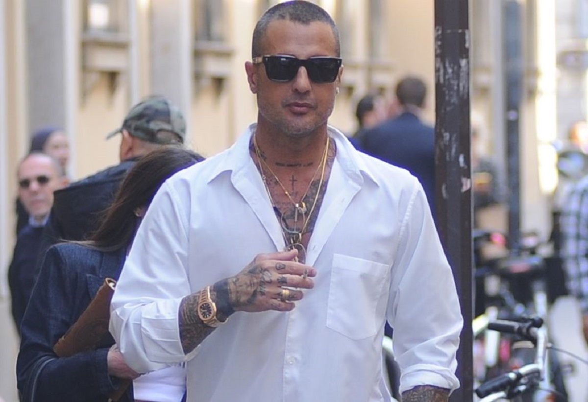Fabrizio Corona ha nuovamente nel mirino Fedez per un tradimento all'ex moglie
