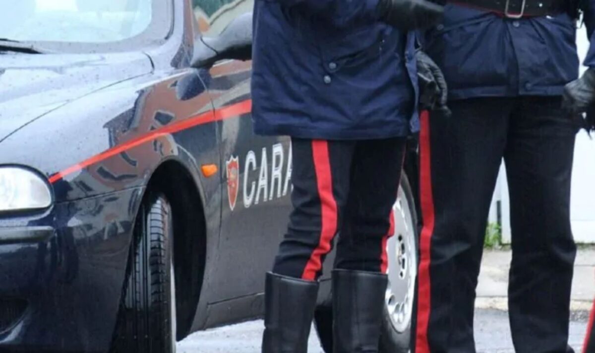 Milano, sparatoria in panetteria e uomo in fuga: un morto e un ferito gravissimo