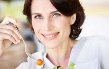 Dieta della menopausa: come sgonfiare la pancia dopo i 50 anni