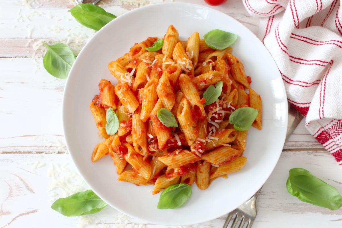 Pasta contaminata da vermi in una scuola del Trevigiano: le insegnanti fotografano l'accaduto