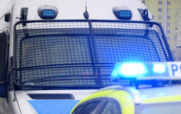 uccide figlio forbici