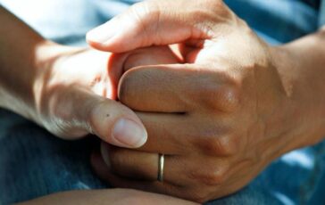 America vuole rivedere il padre a C'è posta per te