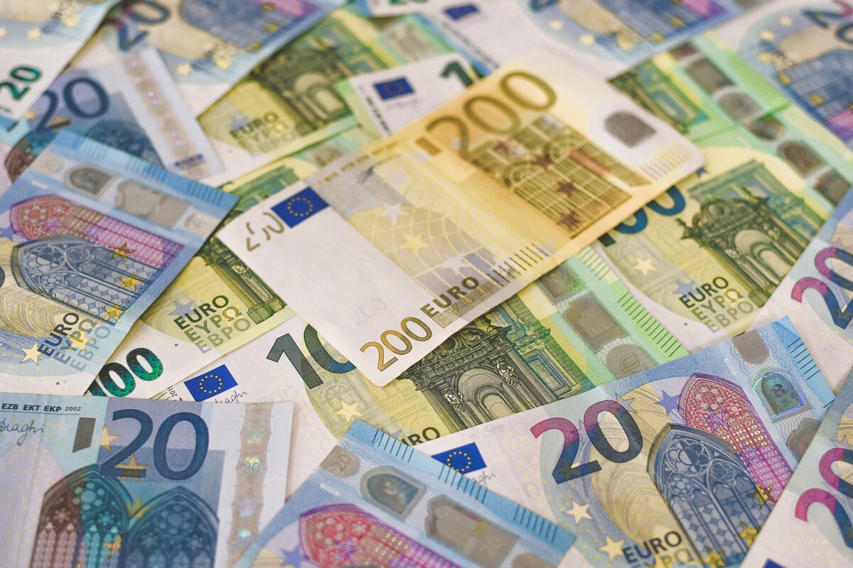 Bolletta della luce, sconto di 113 euro all'anno per 11 milioni di consumatori: a chi è destinato e come ottenerlo
