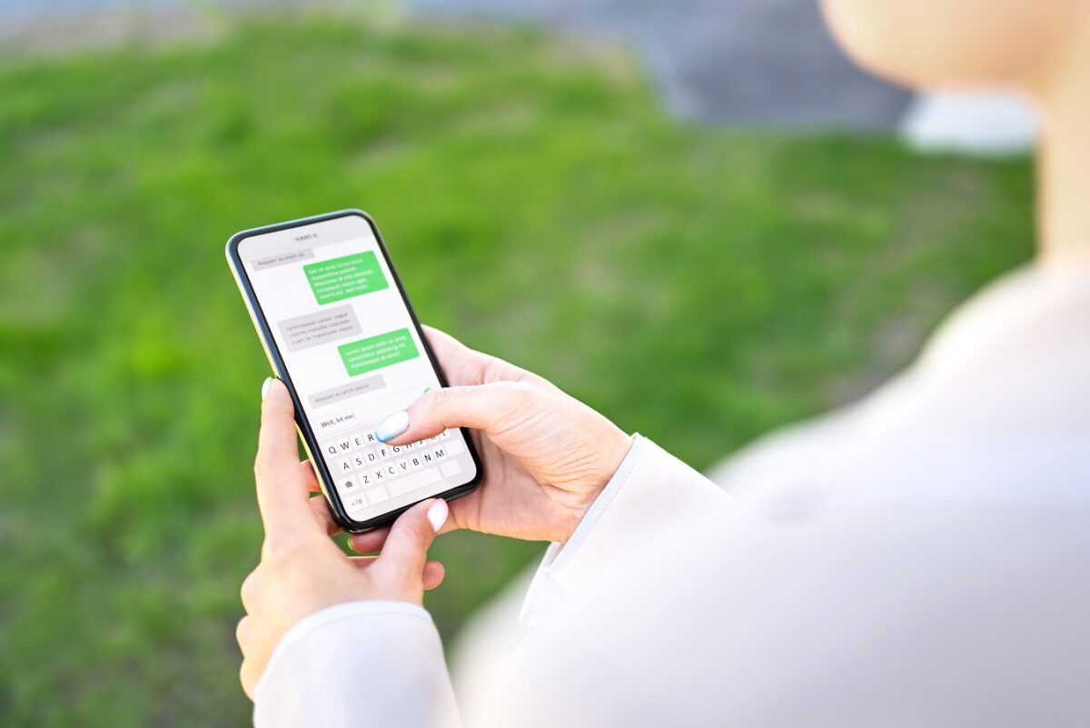 Telefono esplode in tasca a operatrice sanitaria a Manduria: ustioni molto gravi