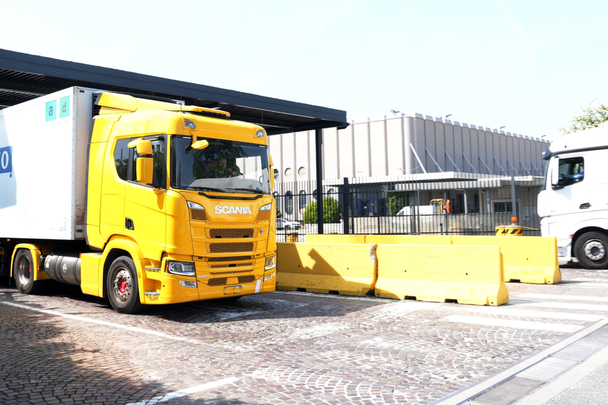 Napoli, incidente in tangenziale: camion si schianta contro il muro della galleria