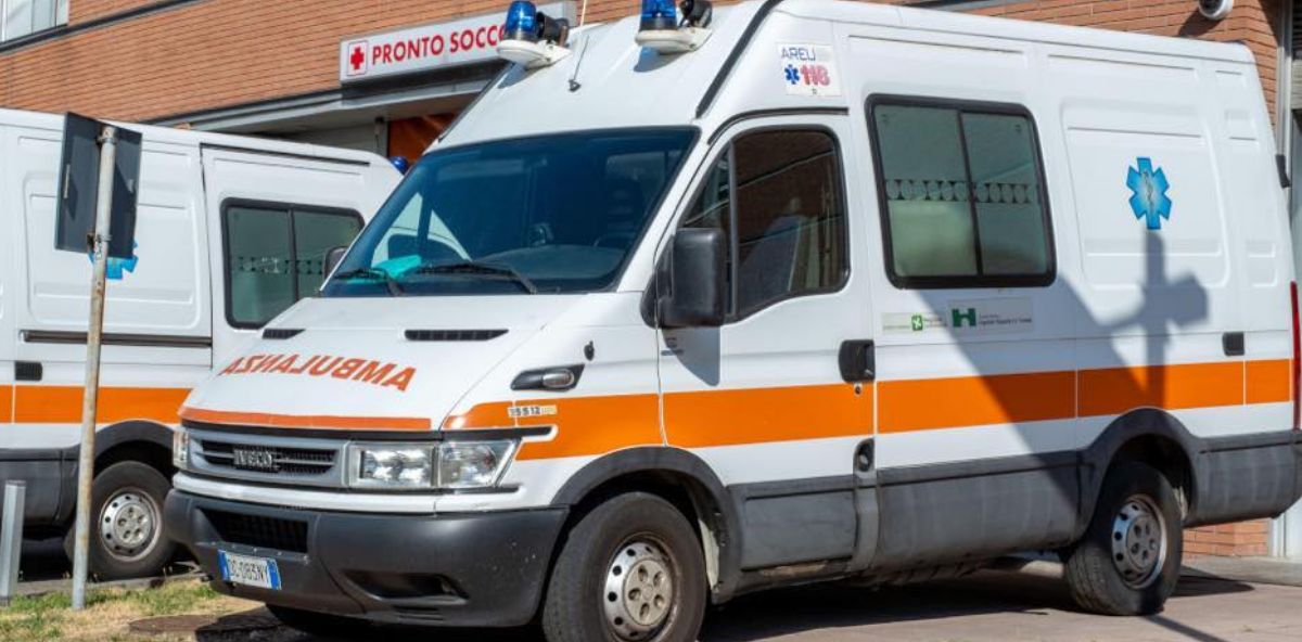 Pulmino con bambini a bordo va fuori strada e si ribalta: sei feriti