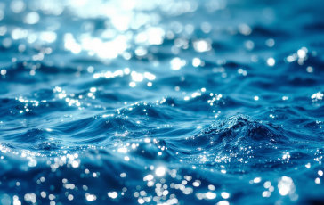 Immagine di un naufragio nel Mediterraneo con migranti in difficoltà