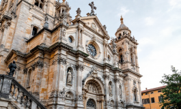 Papa Francesco in un momento di riflessione e guida spirituale