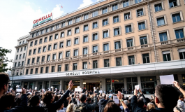 Papa Francesco saluta i fedeli dopo l'intervento chirurgico