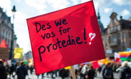 Manifestazione a Strasburgo contro il piano di riarmo