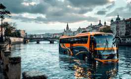 Pullman turistico in difficoltà nel fiume Po a Torino