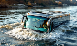 Autobus turistico inabissato nel fiume Po a Torino