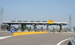 001-grosso-autoarticolato-bloccato-traffico-grande-arteria-stradale