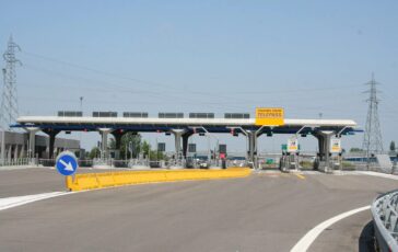 001-grosso-autoarticolato-bloccato-traffico-grande-arteria-stradale