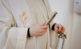 prete insulti allieva