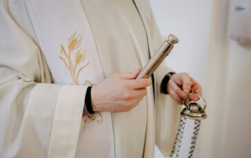 prete insulti allieva