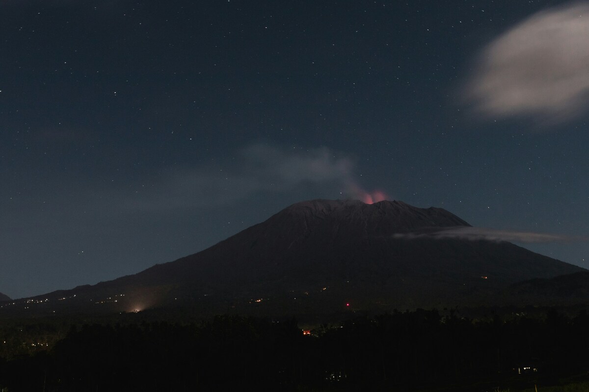 Indonesia, vulcano erutta a Bali, è caos in aeroporto: diversi voli cancellati
