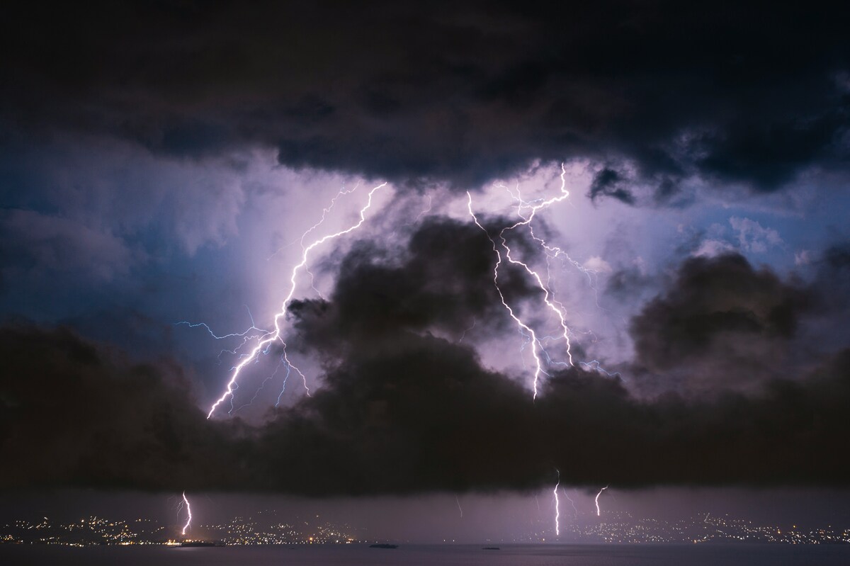 Meteo, allerta rossa e scuole chiuse per maltempo: le regioni interessate