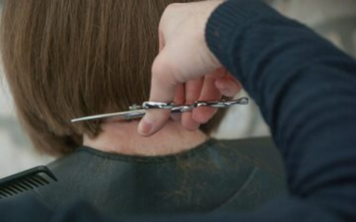 Sognare di tagliarsi i capelli da sola: il significato che non ti aspetti