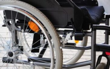 Madre non riesce a trovare un'abitazione adatta alle esigenze familiari a causa di pregiudizi