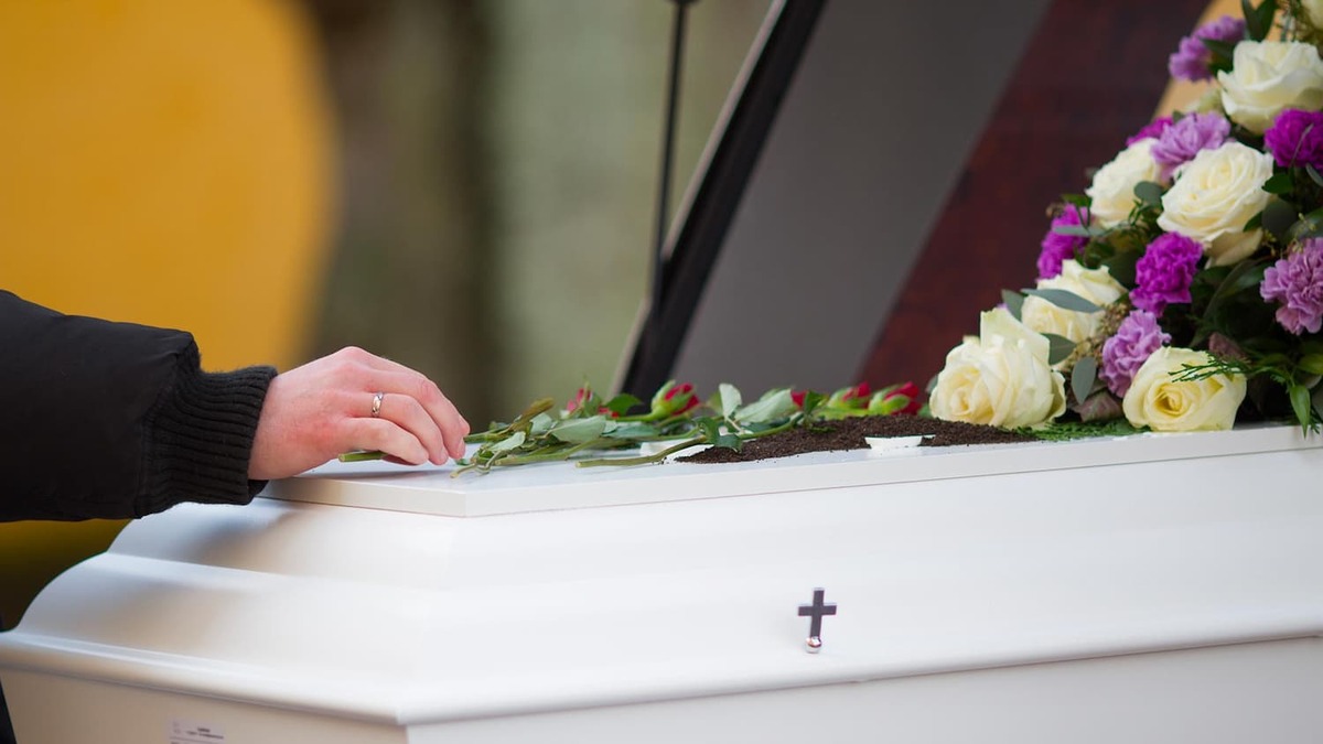 Le onoranze funebri e i loro servizi, per rendere più leggero il carico emotivo e pratico del lutto