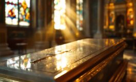 Fedeli in preghiera alla tomba di Papa Francesco