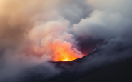 Immagine dell'Etna in eruzione con impatti sui voli