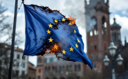 Bandiera dell'Unione Europea avvolta dalle fiamme a Bologna
