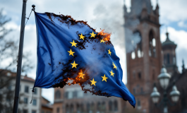 Bandiera dell'Unione Europea avvolta dalle fiamme a Bologna