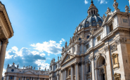 Basilica di San Pietro con visitatori in un giorno speciale