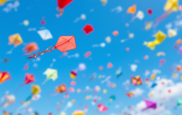 Aquiloni colorati volano nel cielo di Cervia durante il festival