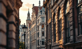 Papa Francesco che abbraccia la comunità in un gesto di misericordia